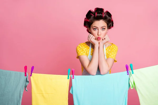 Portret van aantrekkelijke meisjesachtige vrouwelijke meid opknoping vers zacht linnen op touw verzenden lucht kus geïsoleerd over roze pastel kleur achtergrond — Stockfoto