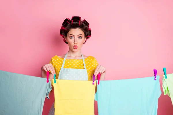 Retrato de bastante sorprendido funky coqueta ama de casa criada colgando cosas en los labios de la bolsa de cuerda aislado en el fondo de color rosa — Foto de Stock