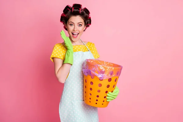 Retrato de agradável atraente alegre alegre alegre empregada de cabelos castanhos segurando em mãos cesta de lixo isolado sobre fundo cor pastel rosa — Fotografia de Stock