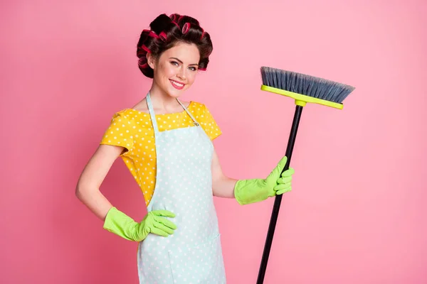 Retrato de empregada experiente muito alegre fazendo limpeza arrumada varrendo isolado no fundo cor pastel rosa — Fotografia de Stock