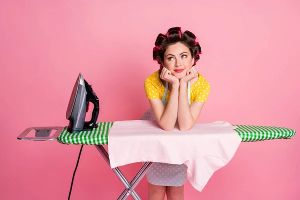 Retrato de chica de ensueño look copyspace tabla de hierro camiseta desgaste vestido punteado aislado sobre fondo de color pastel —  Fotos de Stock