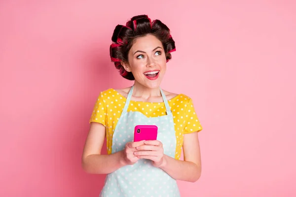 Close-up retrato de empregada criativa sonhadora muito alegre usando o aplicativo do dispositivo 5g criando ideia comentário isolado no fundo cor pastel rosa — Fotografia de Stock