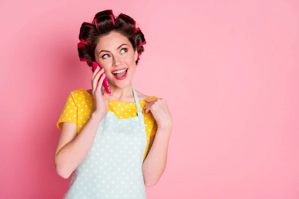 Close-up portret van aantrekkelijke flirterige kokette vrolijke meid praten op de telefoon bespreken roddel gerucht geïsoleerd op roze kleur achtergrond — Stockfoto