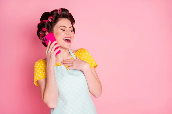 밝고 명랑 한 여직 원 이 전화 통화를 하며 분홍색 파스텔 색 배경에 고립된 소문 소문 소문에 대해 이야기하는 모습 — 스톡 사진