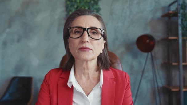 Señora inteligente mirada estricta en el espacio de trabajo de la cámara empresa moderna — Vídeos de Stock