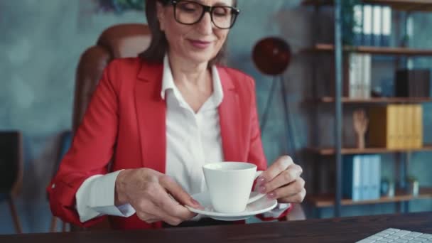 Lady advokat sidde bord drikke frisk espresso drøm i moderne arbejdsområde – Stock-video