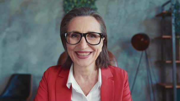 Lady expert professionnel dents souriant à la caméra espace de travail moderne — Video