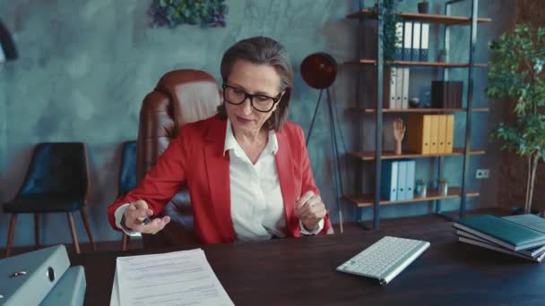 Lady συνταξιούχος ceo sit desk χρήση χαρτί στυλό συσκευή προετοιμάσει έκθεση στο χώρο εργασίας — Αρχείο Βίντεο