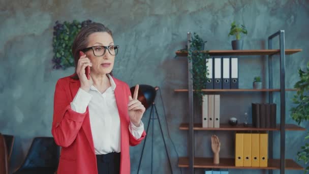 Lady banquero escuchar gadget colaborar colegas ir en el espacio de trabajo — Vídeo de stock
