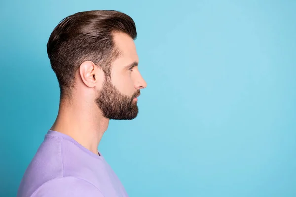 Profil boční fotografie mladého pohledného muže sebevědomý chytrý vzhled prázdný prostor izolované přes modré barvy pozadí — Stock fotografie