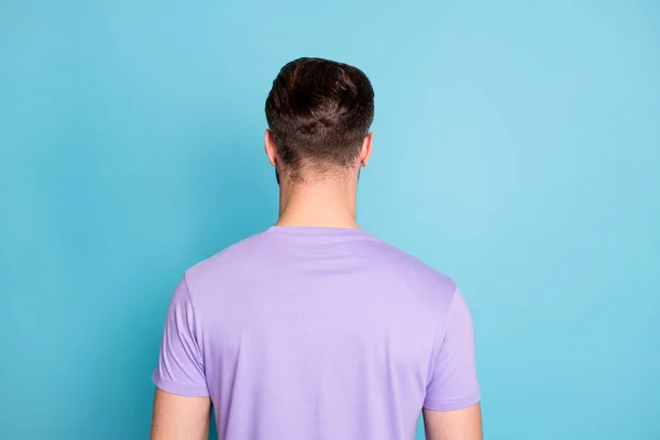 Visão traseira foto de belo jovem incógnito bonito corte de cabelo vestir roupa casual isolado sobre fundo de cor azul — Fotografia de Stock