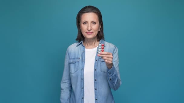 Bayan Hold tablet sıhhiyecisi, parmak yukarı seçimini izole edilmiş mavi arkaplan yap — Stok video