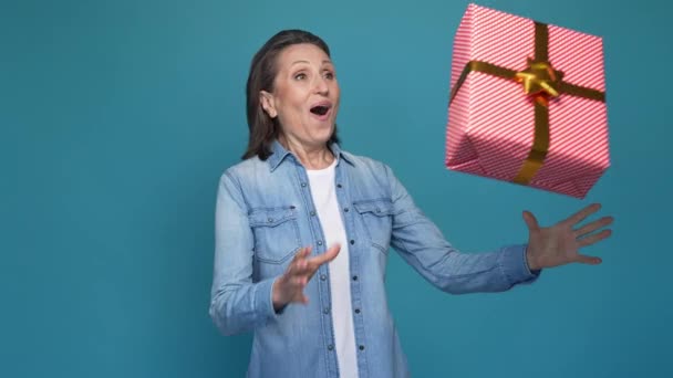 Elegante señora coger gran sueño deseo paquete aislado color azul fondo — Vídeo de stock