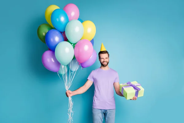 Foto retrato de homem segurando presentes balões de hélio isolado no fundo de cor azul pastel — Fotografia de Stock