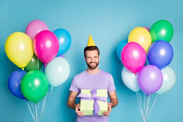 Retrato fotográfico de un hombre sonriente sosteniendo una caja de regalo envuelta aislada sobre fondo de color azul pastel —  Fotos de Stock