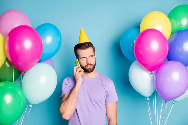 Никто не пришел на вечеринку. Фотопортрет интроверта, принимающего пожелания на день рождения по телефону, изолированному на пастельно-голубом фоне — стоковое фото