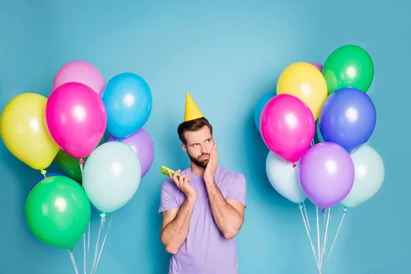 Fotoporträt eines gelangweilten Mannes, der am Telefon müde ist, zuzuhören, warum niemand isoliert auf pastellblauem Hintergrund zur Party kam — Stockfoto