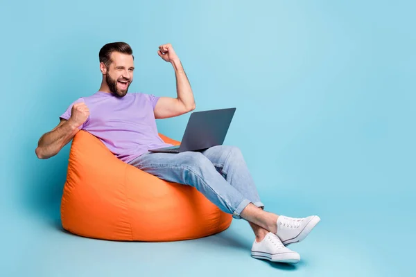 Pleine longueur taille du corps photo de barbe freelance geste comme gagnant ordinateur portable isolé sur fond de couleur bleue vibrante — Photo