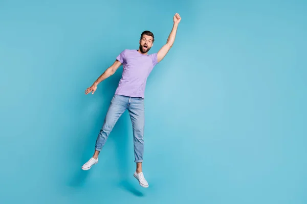 Lunghezza totale dimensioni del corpo foto di salto uomo fingendo supereroe volare stupito in abiti casual isolato su sfondo di colore blu brillante — Foto Stock