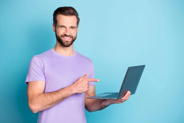 Foto retrato de estudante alegre apontando dedo para laptop sorrindo estudando navegação internet isolado fundo de cor azul vívido — Fotografia de Stock