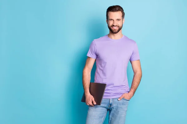 Foto portret van positieve programmeur het dragen van casual kleding houden laptop glimlachen geïsoleerde levendige blauwe kleur achtergrond lege ruimte — Stockfoto