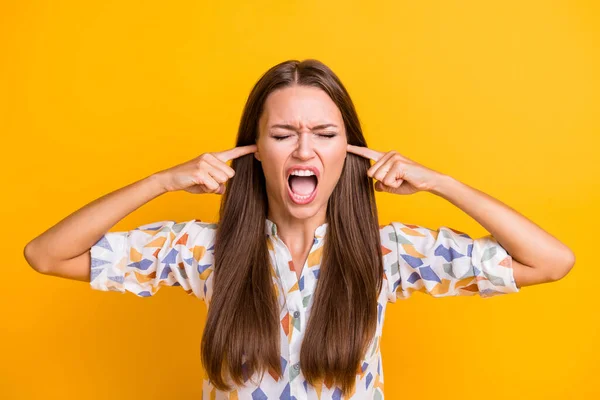 Foto van jonge vrouw geïrriteerde geïrriteerde geïrriteerde nauwe oren wijsvingers boos schreeuwen geïsoleerd over gele kleur achtergrond — Stockfoto