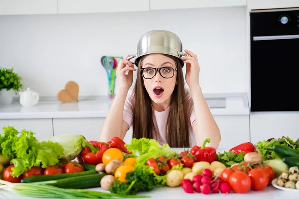 Zdjęcie portret młoda kobieta noszenie okularów nie chcą gotować posiłek patelnia na głowie — Zdjęcie stockowe