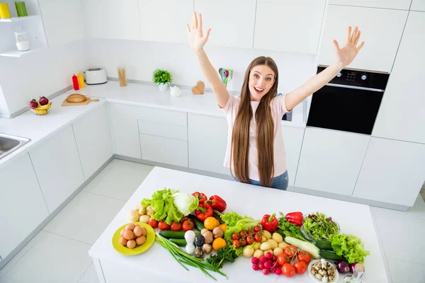 Top vista retrato de menina alegre atraente de cabelos longos cozinhar prato de salada fresca se divertindo na cozinha casa branca clara dentro de casa — Fotografia de Stock