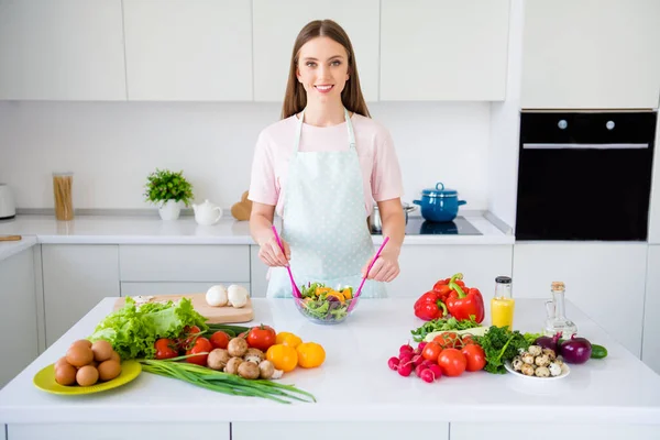 신선 한 음식 유기농 바이오 제품을 만드는 쾌활 한 소녀의 매력적 인 모습 실내의 밝은 흰색 부엌에서 맛있는 맛있는 샐러드 — 스톡 사진