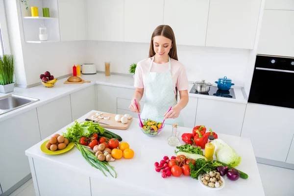 집안의 밝은 흰색 가정 부엌에 맛있는 맛있는 샐러드 요리 재료를 섞어 만드는 솜씨있는 여자의 모습 — 스톡 사진