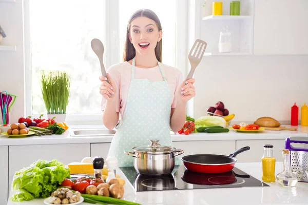 Retrato de menina alegre atraente cozinhar refeição fresca cozinha caseira salada gostando de aprender em casa luz cozinha branca dentro de casa — Fotografia de Stock