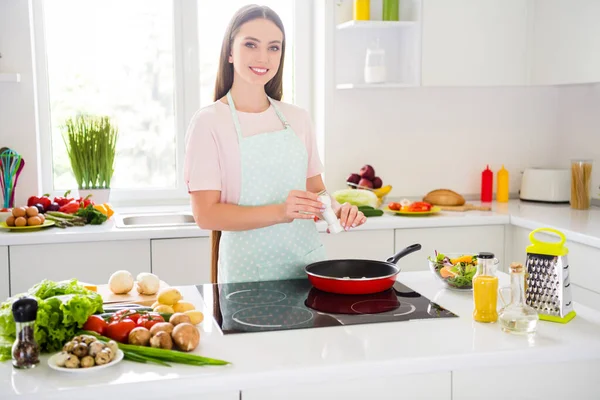 Portret van een aantrekkelijk vrolijk meisje koken verse zelfgemaakte maaltijd keuken genieten van het leven levensstijl thuis licht witte keuken binnen — Stockfoto