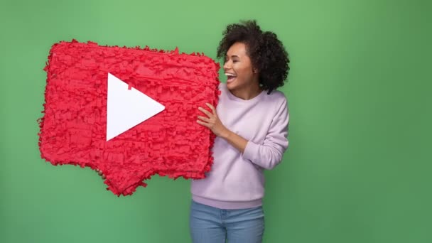 Lady halten Papier Pfeil Burron Look Film Web isoliert Glanz Farbe Hintergrund — Stockvideo