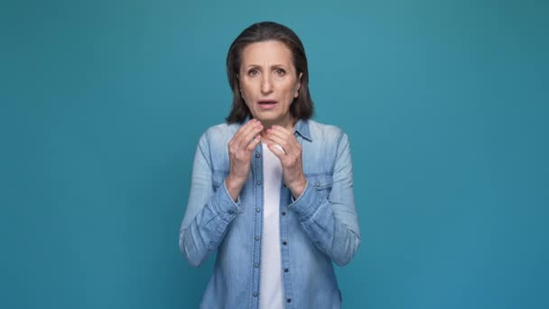 Hüsrana uğramış kadın ağzı korkunç bir yenilik izole edilmiş mavi arkaplan — Stok video