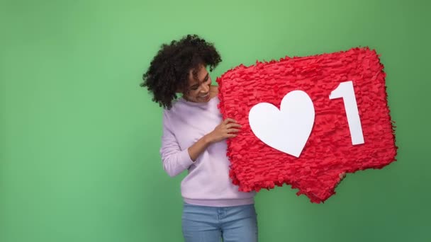 Señora de moda mantenga piñata corazón suscríbete aplicación aislado brillante color fondo — Vídeos de Stock