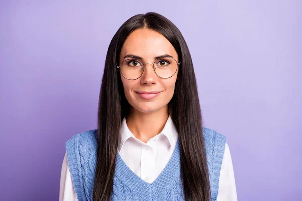 Portret van aantrekkelijk intellectueel inhoud langharig meisje dragen gekarteld vest geïsoleerd over paars pastel kleur achtergrond — Stockfoto