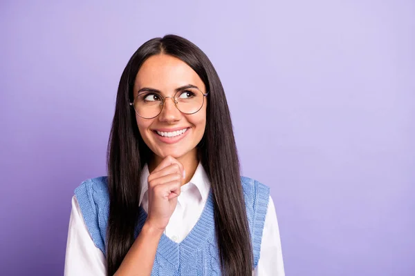 Portrait of attractive intellectual cheerful long-haired girl creating solution copy space isolated over violet purple pastel color background — Stock Photo, Image