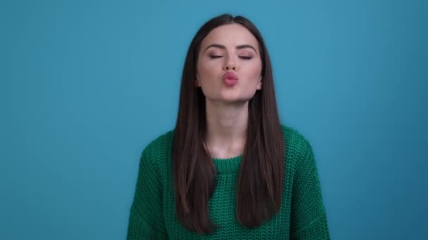 Прекрасна дама посилає повітряний поцілунок серце кохання відчувати себе ізольованим темно-синім кольором фону — стокове відео