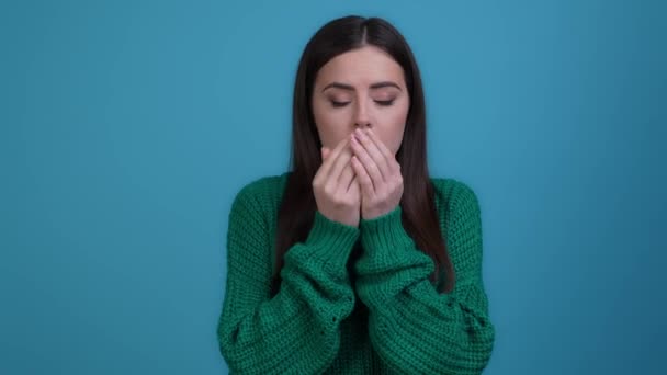 Senhora perturbado sopro palmas quente ar quente isolado escuro azul cor fundo — Vídeo de Stock