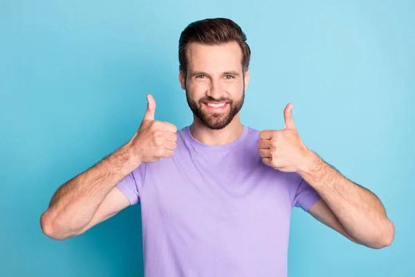 Фото молодого привлекательного мужчины показать большой палец вверх рекламный промо, как идеальный выбор изолированы на голубом фоне цвета — стоковое фото