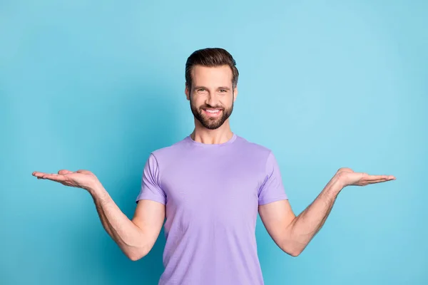 Φωτογραφία του νεαρού ευτυχισμένος άνθρωπος κρατήστε το χέρι παλάμη αποδείξει προσφορά προϊόν διαφήμιση promo απομονώνονται σε μπλε χρώμα φόντο — Φωτογραφία Αρχείου