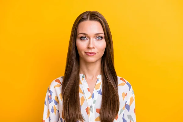 Foto de mujer de negocios atractiva joven sonrisa feliz inteligente seguro aislado sobre fondo de color amarillo — Foto de Stock