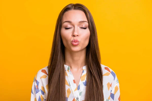 Foto van jong aantrekkelijk meisje pruilde lippen sturen lucht kus vrij mooi schattig geïsoleerd over gele kleur achtergrond — Stockfoto