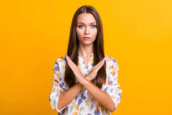 Foto von jungen attraktiven Frau gekreuzte Hände zeigen kein Zeichen verweigern Müllstopp isoliert über gelben Farbhintergrund — Stockfoto