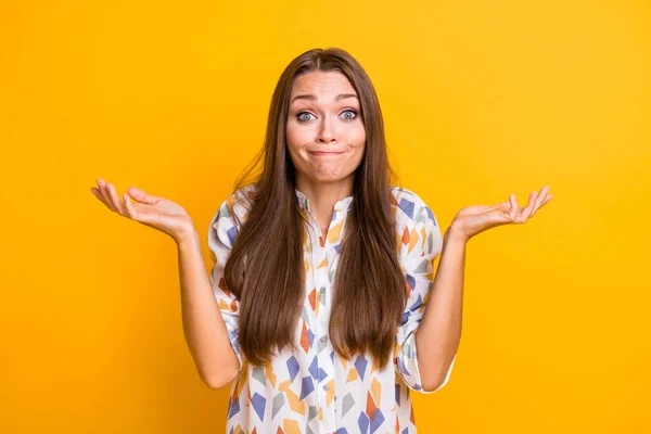 Foto de mujer joven atractiva encogiéndose de hombros despistado confundido sin respuesta decidir aislado sobre fondo de color amarillo — Foto de Stock