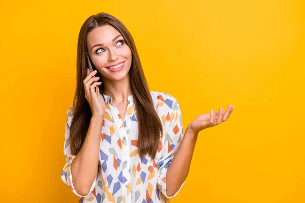 Foto portret van dromerige vrouw praten op telefoon geïsoleerd op levendige geel gekleurde achtergrond — Stockfoto