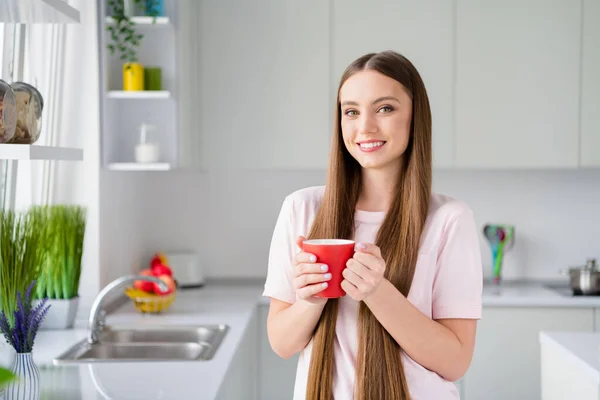 照片中的年轻女子在厨房喝咖啡 — 图库照片