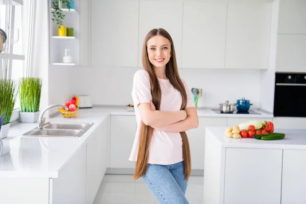 Retrato de atractiva chica de pelo largo alegre brazos cruzados preparando comida doméstica buenos días en casa luz blanca cocina interior —  Fotos de Stock