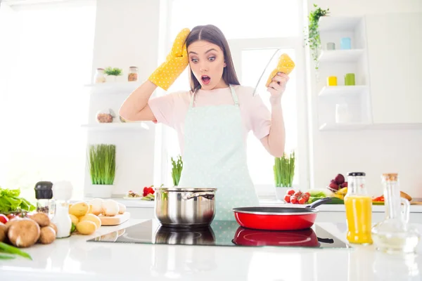 Πορτρέτο της ελκυστική έκπληκτος ανήσυχος νευρικό κορίτσι μαγείρεμα νόστιμο λαχταριστό γεύμα σούπα noodles σε λευκό φως στο σπίτι κουζίνα σε εσωτερικούς χώρους — Φωτογραφία Αρχείου