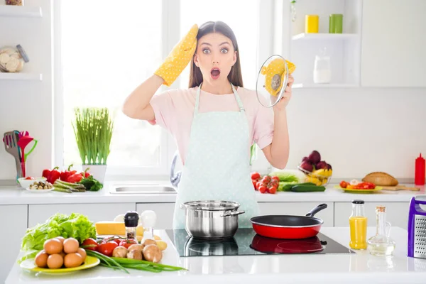Retrato de menina surpreendida atraente preparando perda de peso útil jantar fervendo em casa luz cozinha branca dentro de casa — Fotografia de Stock
